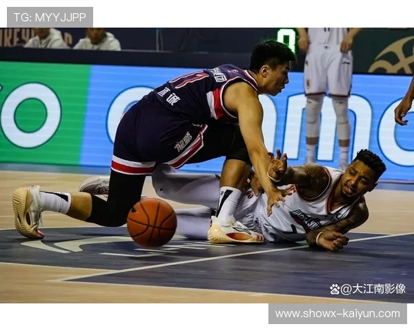 CBA球员王映然、万孟霏现身民间赛事，推动篮球运动普及